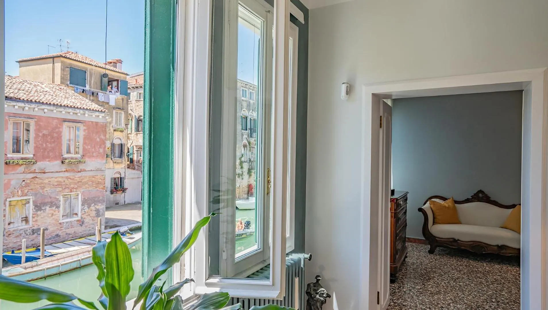 Apartment Casa Della Sensa 1 Garden & Canal View Venice