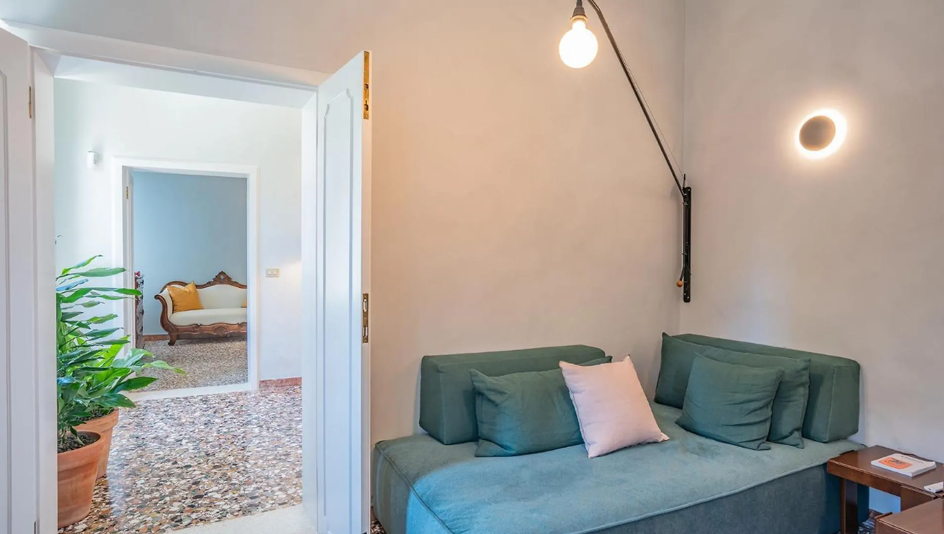 Apartment Casa Della Sensa 1 Garden & Canal View Venice