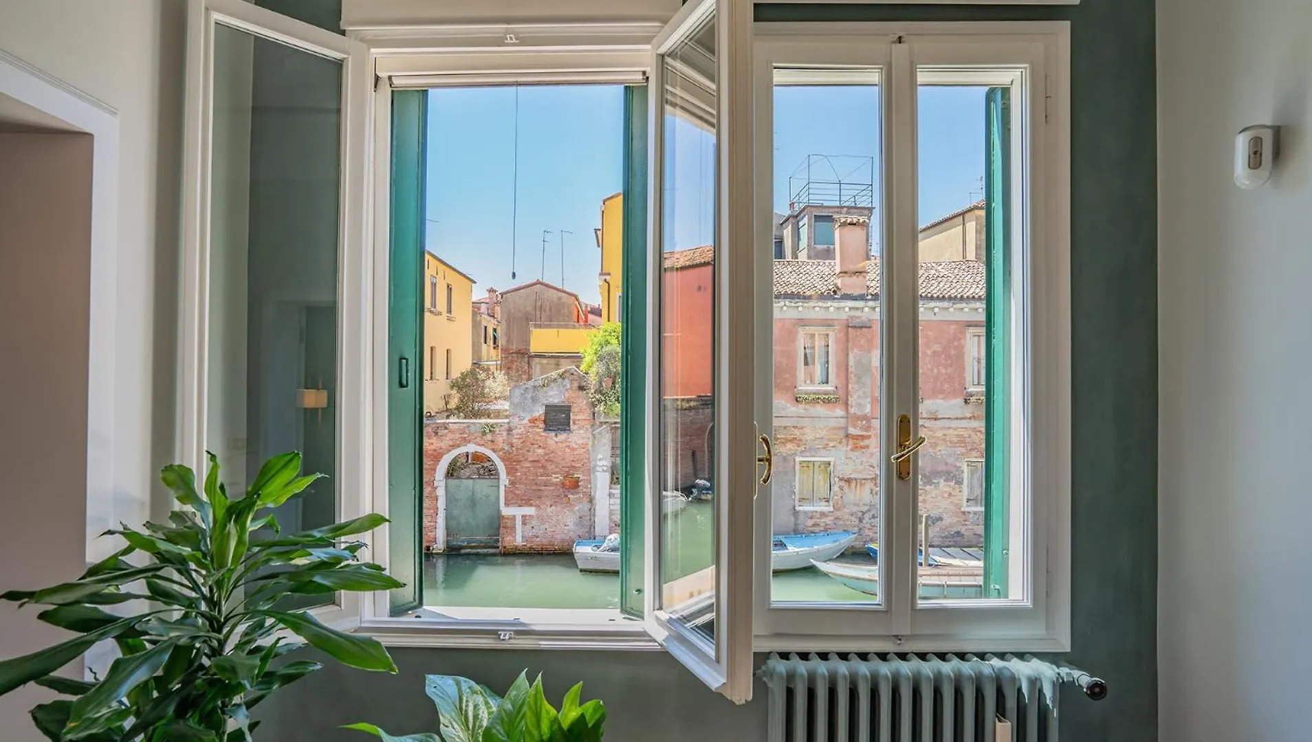 Apartment Casa Della Sensa 1 Garden & Canal View Venice